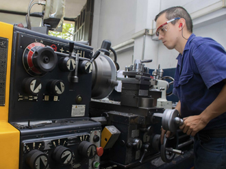 operario-manipulando-maquinaria-CNC-en-Cali-